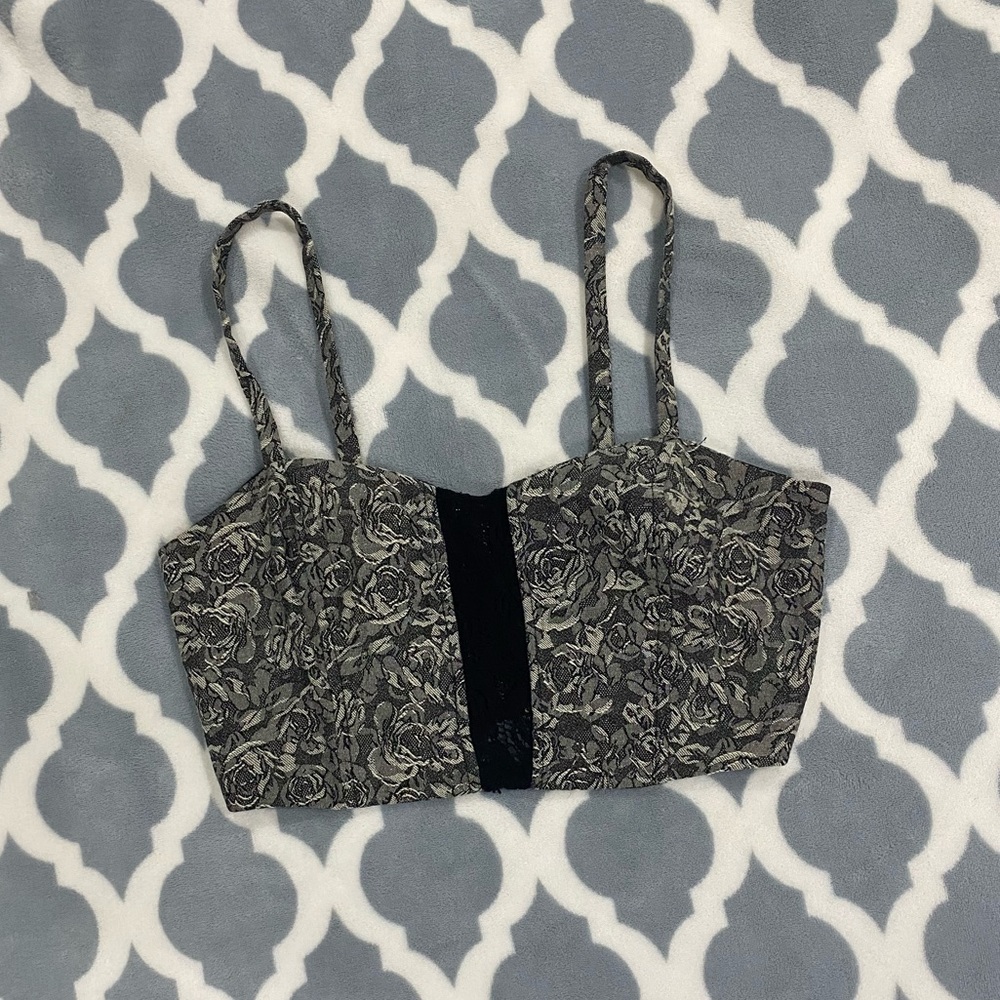 Black/grey/off-white crop top with rose pattern
